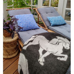 Islandsk uldt�ppe med heste Gr�